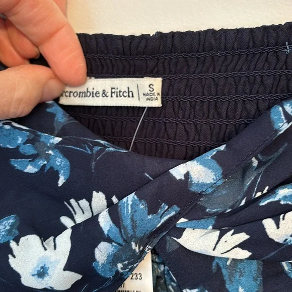 Abercrombie & Fitch Navy Flowy Floral Cropped Blouse Size Small NWT - Picture 3 of 7
